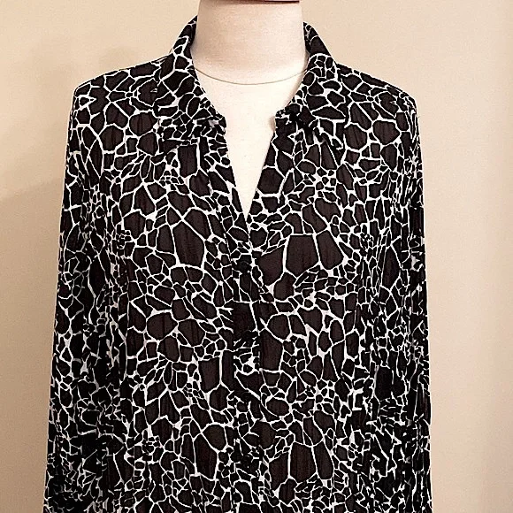 Lane Bryant Black White Floral Crinkle Button Down Long Sleeve Blouse Size 22/24 - Picture 2 of 9